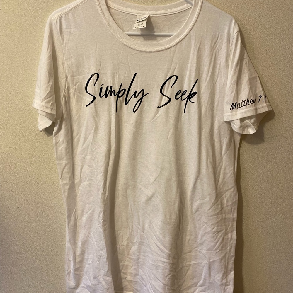 Brand: Gildan. Size:M. Color: White and black.